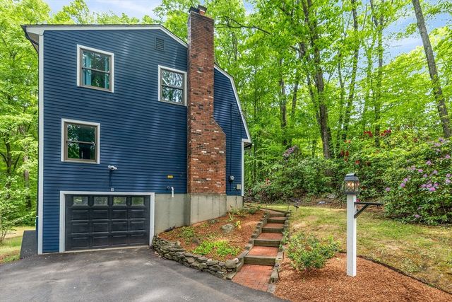 9 Colonial Rd, Sutton, MA 01590