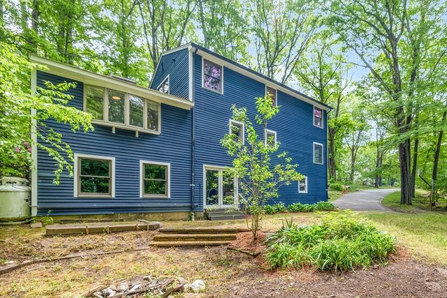 9 Colonial Rd, Sutton, MA 01590