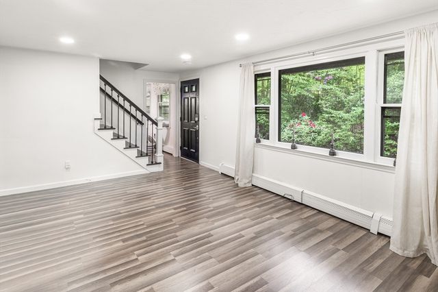 9 Colonial Rd, Sutton, MA 01590