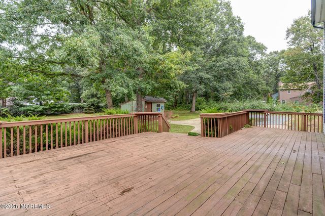195 Edgemere Court, Toms River, NJ 08755