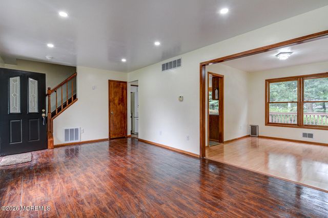 195 Edgemere Court, Toms River, NJ 08755
