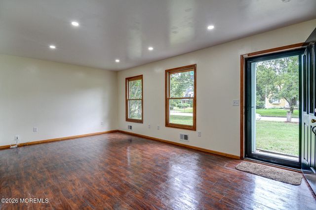 195 Edgemere Court, Toms River, NJ 08755