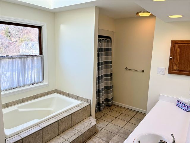 624 Hidden Oak Dr, Jefferson Hills, PA 15025