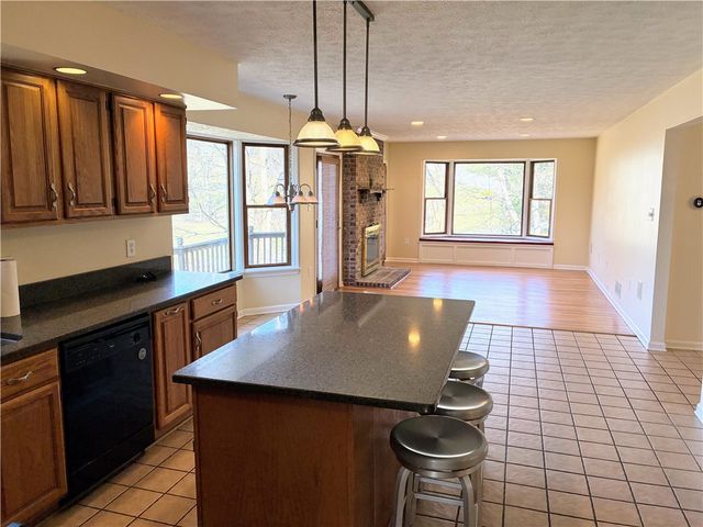 624 Hidden Oak Dr, Jefferson Hills, PA 15025