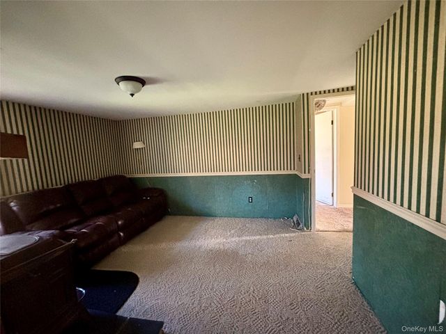 647 S Drury Lane, Rock Tavern, NY 12549