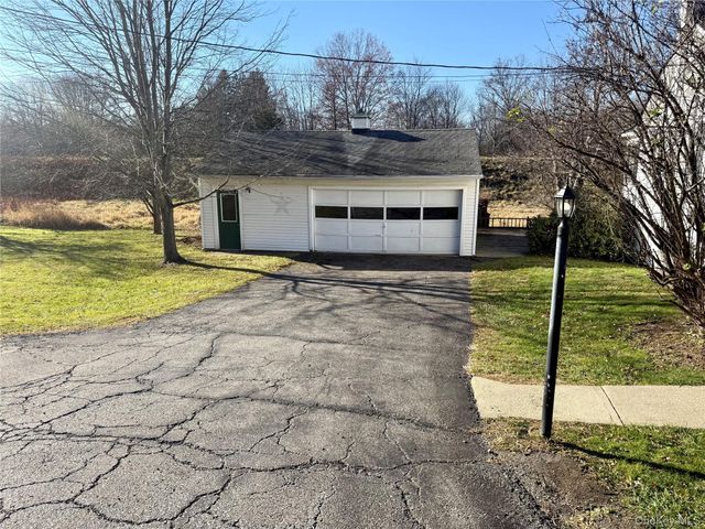 647 S Drury Lane, Rock Tavern, NY 12549