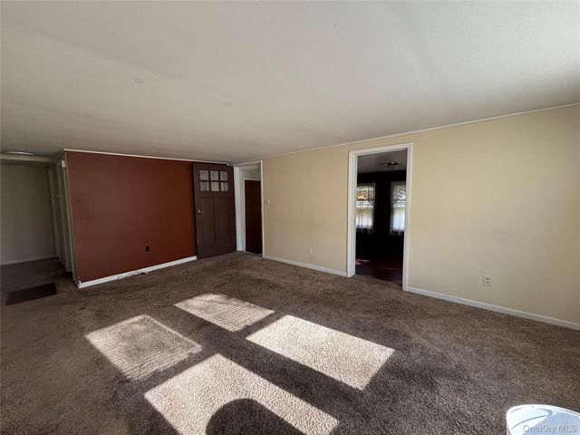 647 S Drury Lane, Rock Tavern, NY 12549