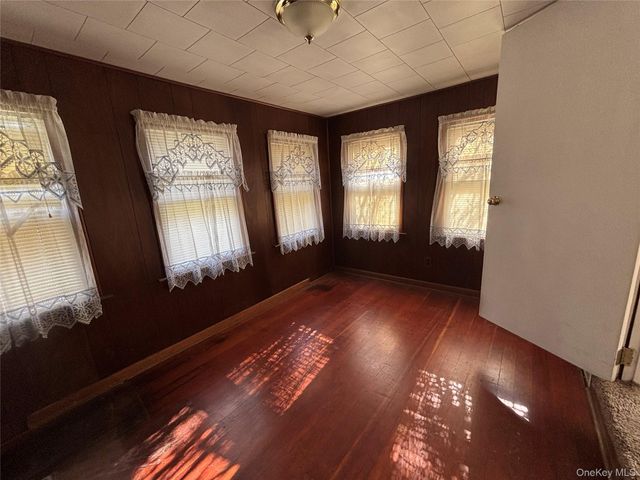 647 S Drury Lane, Rock Tavern, NY 12549