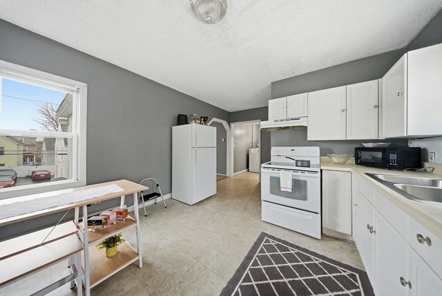 70 Pleasant St, Lowell, MA 01852