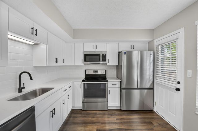 2425 Dunsworth Drive, Columbus, OH 43235