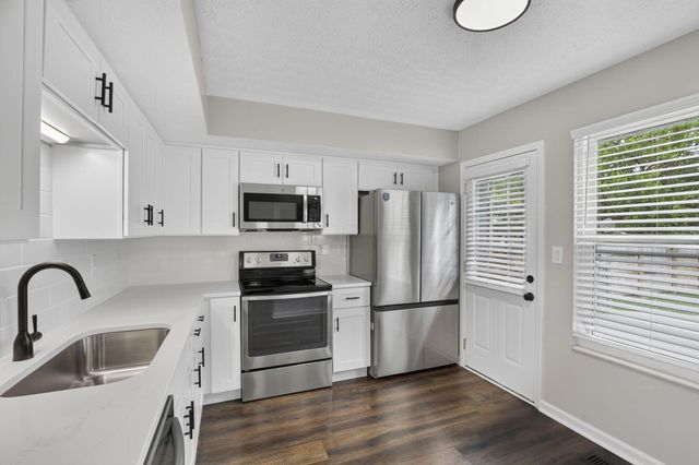 2425 Dunsworth Drive, Columbus, OH 43235
