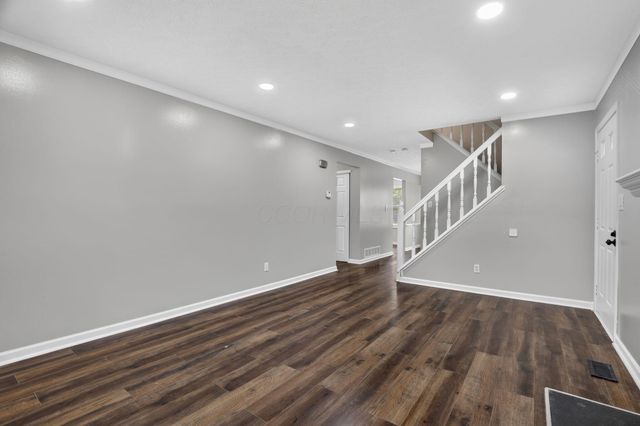 2425 Dunsworth Drive, Columbus, OH 43235
