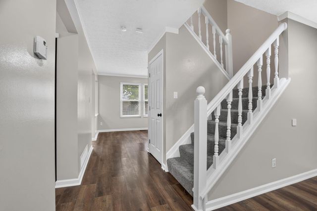 2425 Dunsworth Drive, Columbus, OH 43235