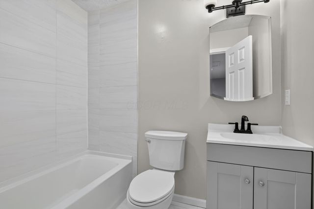 2425 Dunsworth Drive, Columbus, OH 43235
