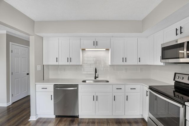 2425 Dunsworth Drive, Columbus, OH 43235
