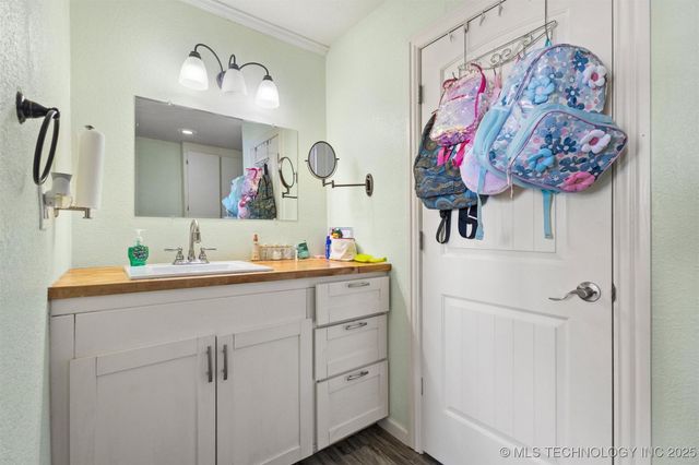 2451 E End, Madill, OK 73446