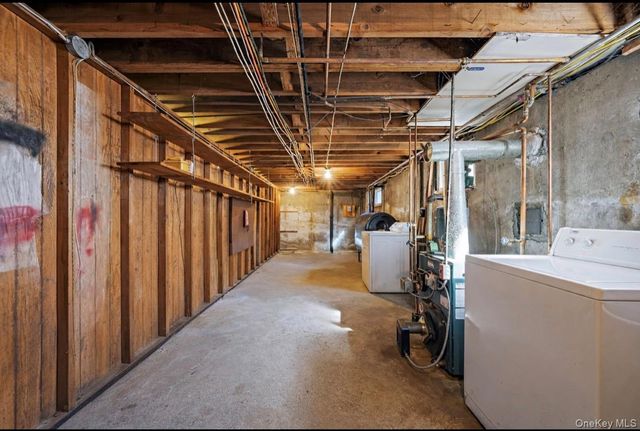 8 Leeward Lane, Commack, NY 11725