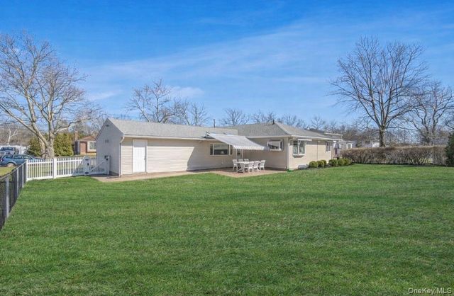 8 Leeward Lane, Commack, NY 11725