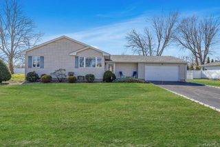 8 Leeward Lane, Commack, NY 11725