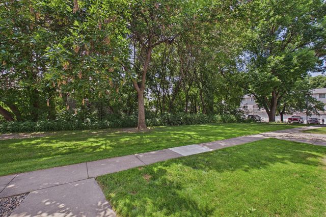 1467 Goodwin Avenue N, Oakdale, MN 55128