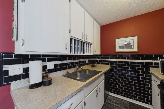 1467 Goodwin Avenue N, Oakdale, MN 55128
