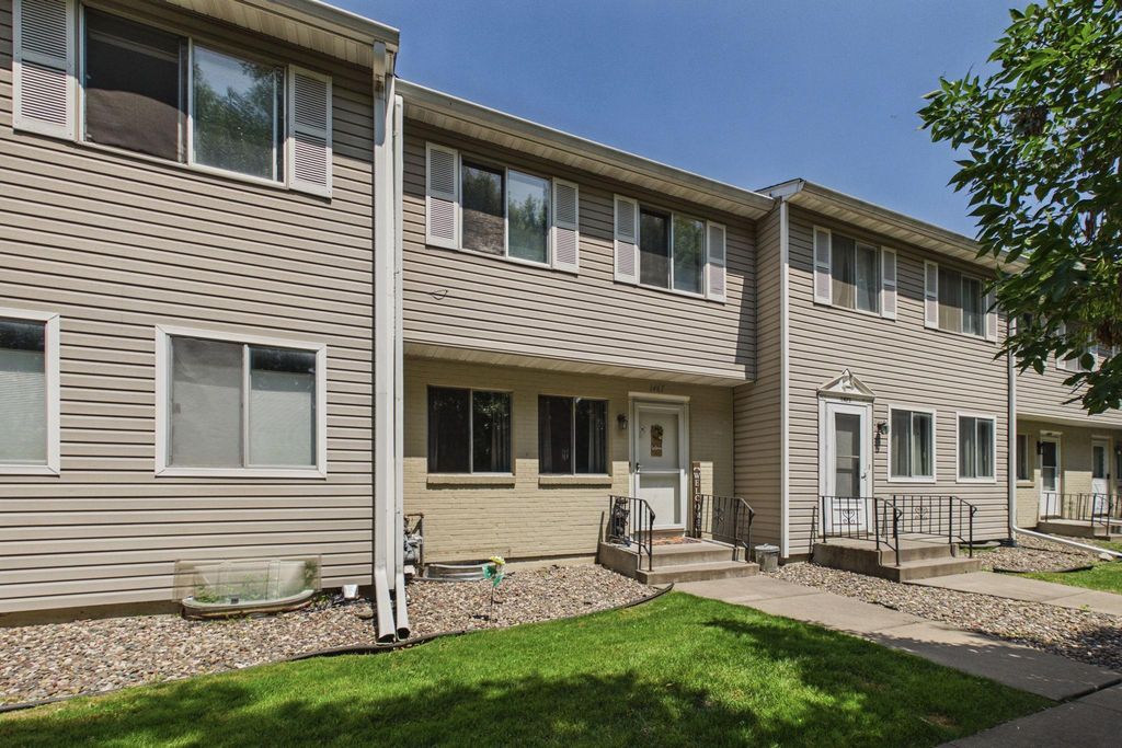 1467 Goodwin Avenue N, Oakdale, MN 55128
