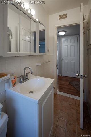 21609 Gaukler Street, Saint Clair Shores, MI 48080
