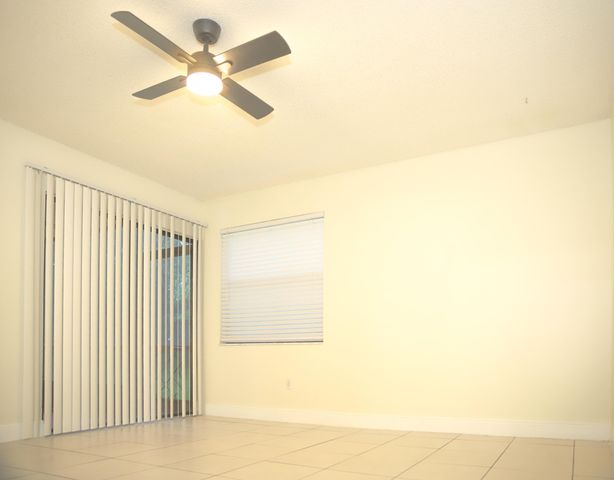 2007 W LAKEVIEW Drive W, Royal Palm Beach, FL 33411