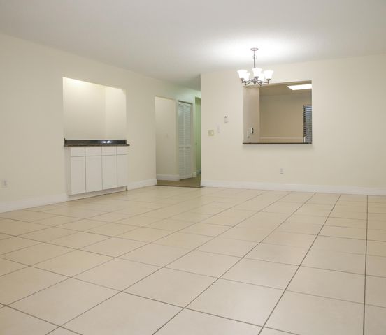 2007 W LAKEVIEW Drive W, Royal Palm Beach, FL 33411