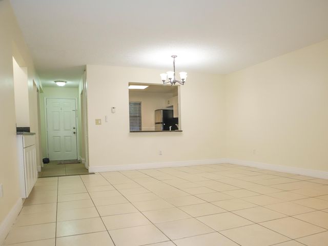 2007 W LAKEVIEW Drive W, Royal Palm Beach, FL 33411