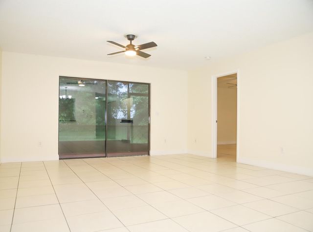 2007 W LAKEVIEW Drive W, Royal Palm Beach, FL 33411