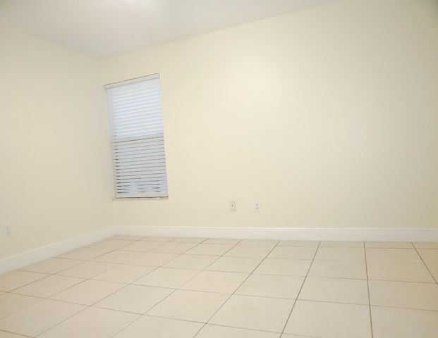 2007 W LAKEVIEW Drive W, Royal Palm Beach, FL 33411