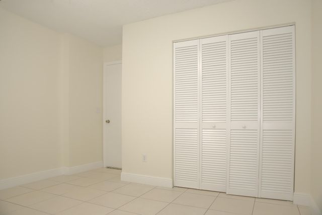 2007 W LAKEVIEW Drive W, Royal Palm Beach, FL 33411