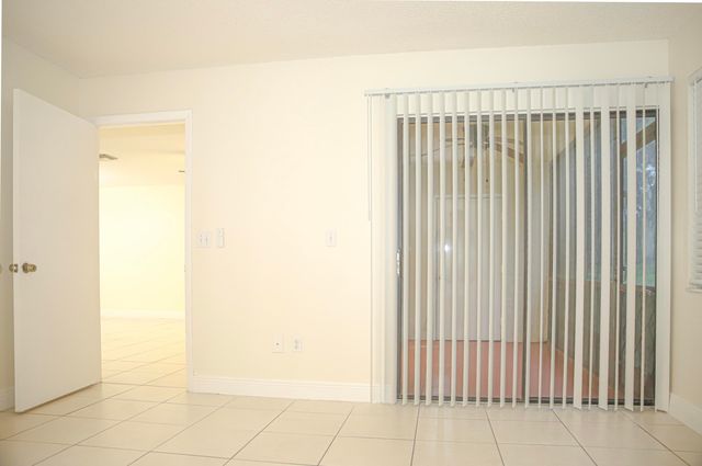 2007 W LAKEVIEW Drive W, Royal Palm Beach, FL 33411