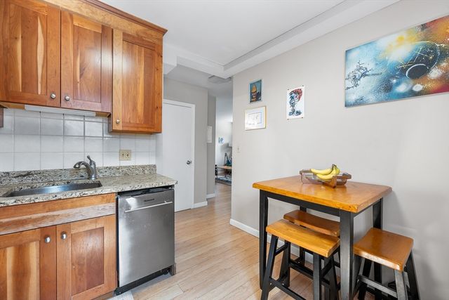 5 Centre St 11, Cambridge, MA 02139