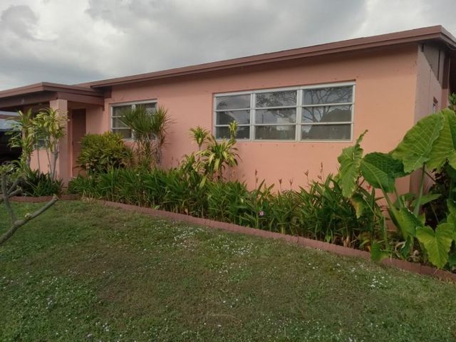 136 Greenbrier Dr, Palm Springs, FL 33461