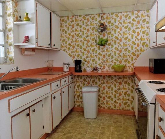 136 Greenbrier Dr, Palm Springs, FL 33461