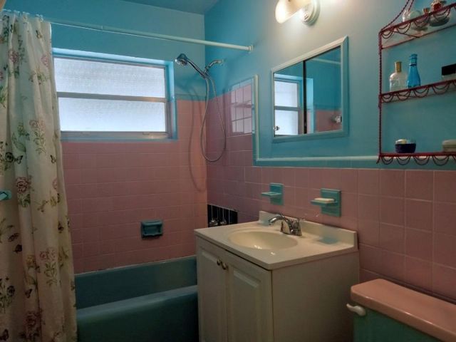 136 Greenbrier Dr, Palm Springs, FL 33461