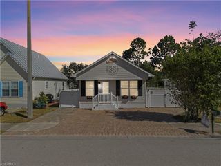 286 Leawood CIR, Naples, FL 34104