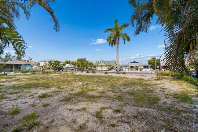 211 176TH TERRACE DRIVE E, Redington Shores, FL 33708