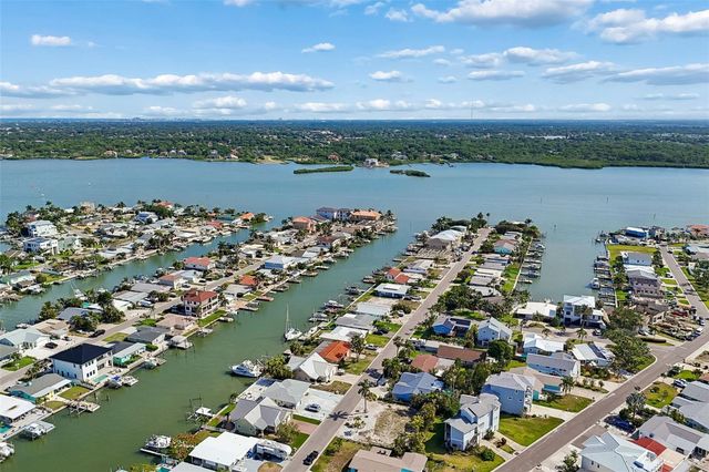 211 176TH TERRACE DRIVE E, Redington Shores, FL 33708