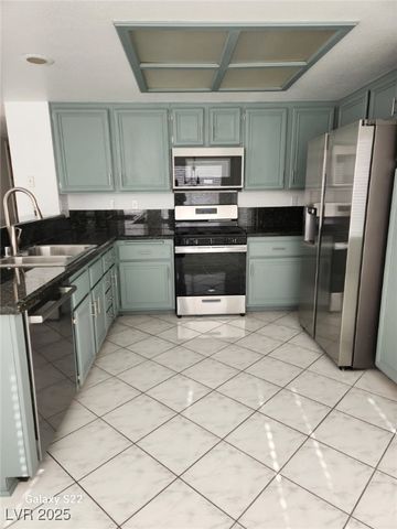 9805 Cross Creek Way, Las Vegas, NV 89117