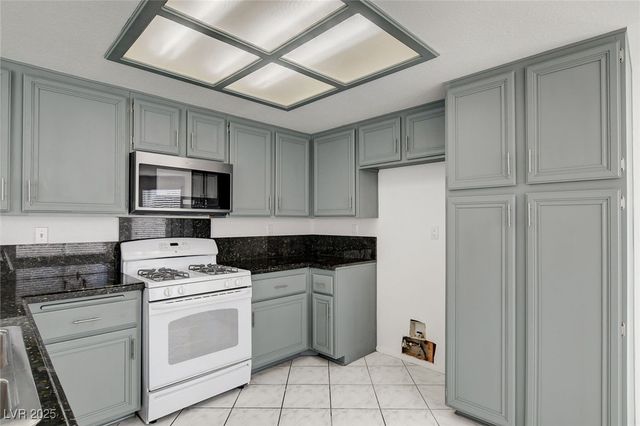 9805 Cross Creek Way, Las Vegas, NV 89117