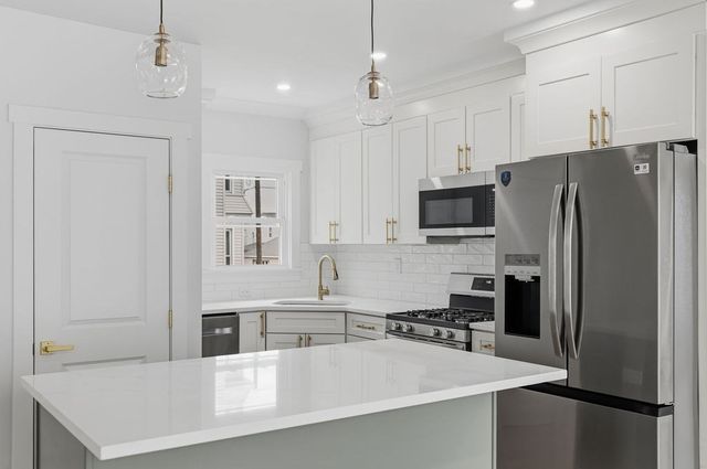 14 Bolton Rd, Dartmouth, MA 02748
