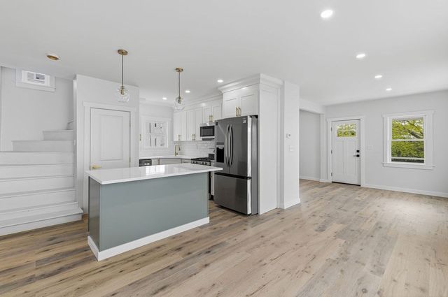 14 Bolton Rd, Dartmouth, MA 02748