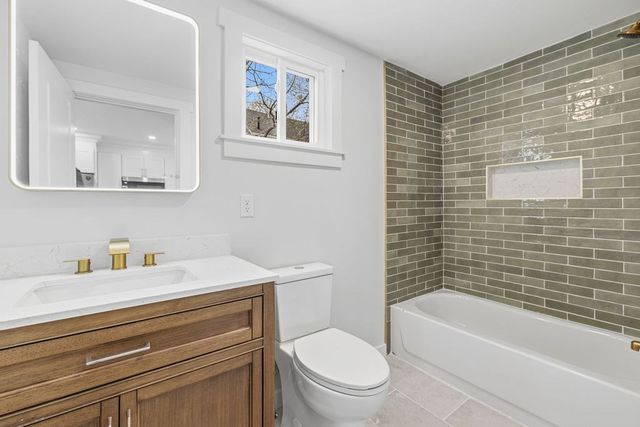 14 Bolton Rd, Dartmouth, MA 02748