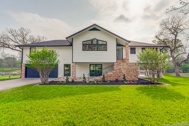 46 E Hampton, Seguin, TX 78155