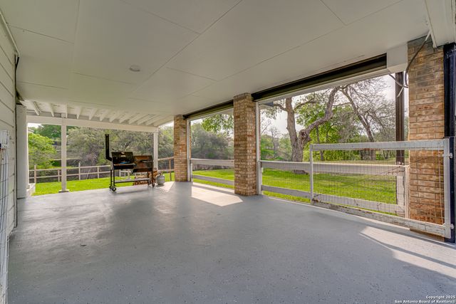 46 E Hampton, Seguin, TX 78155