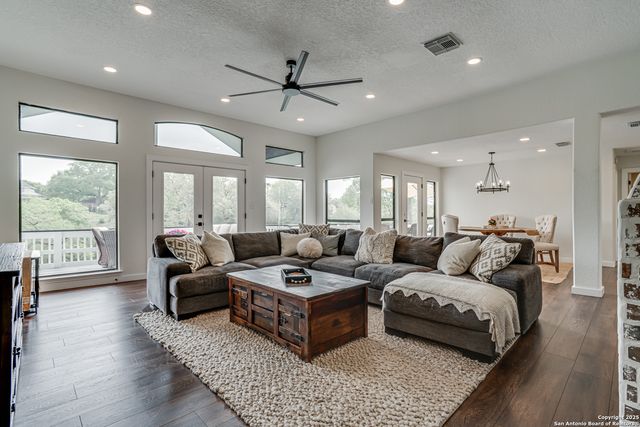 46 E Hampton, Seguin, TX 78155