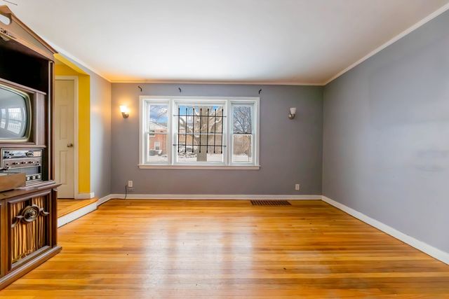 9640 S Hoxie Avenue, Chicago, IL 60617